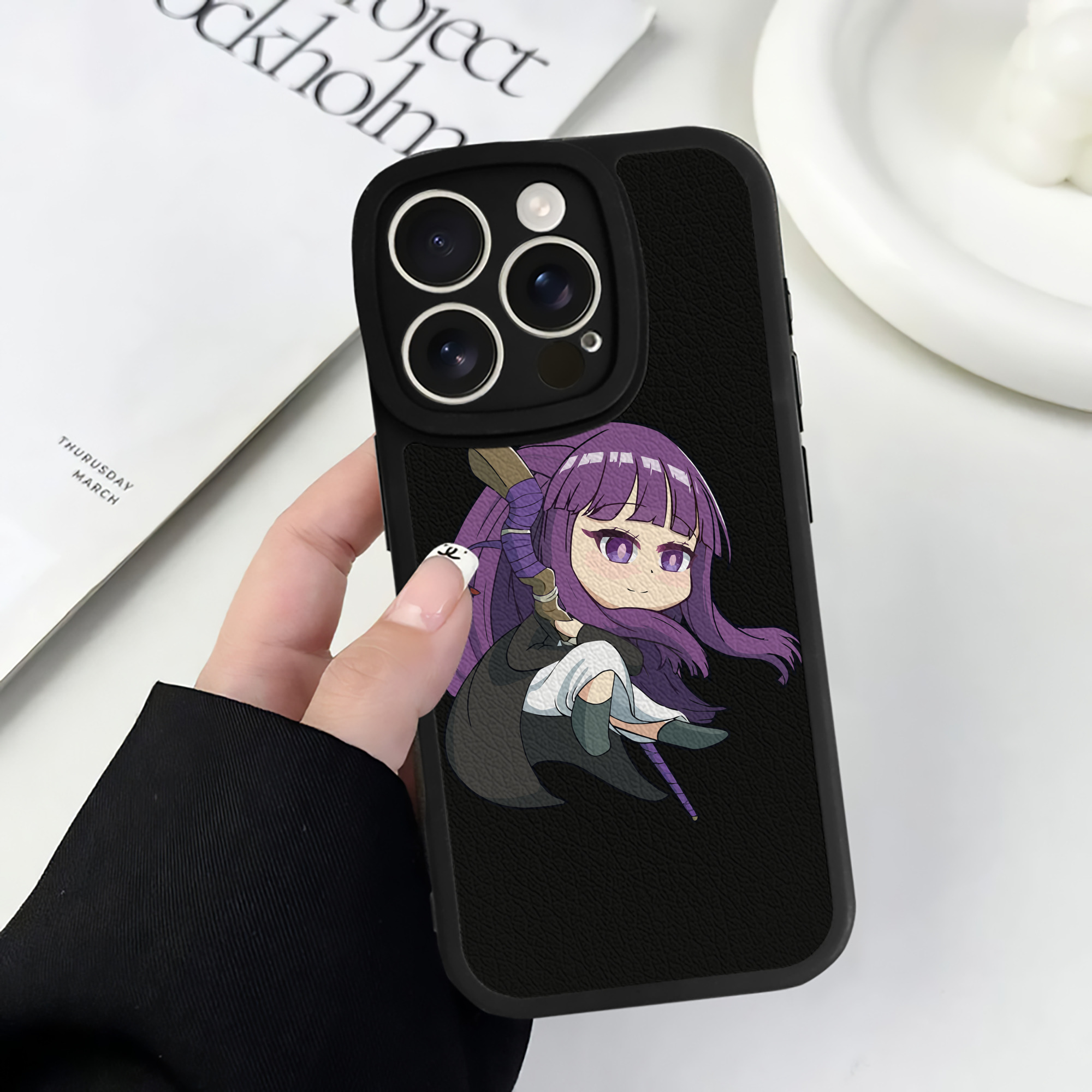 （画像用） 葬送のフリーレン Frieren 【iPhone 16シリーズ対応】シリコンスマホケース（レザー調） 材質：シリコン
